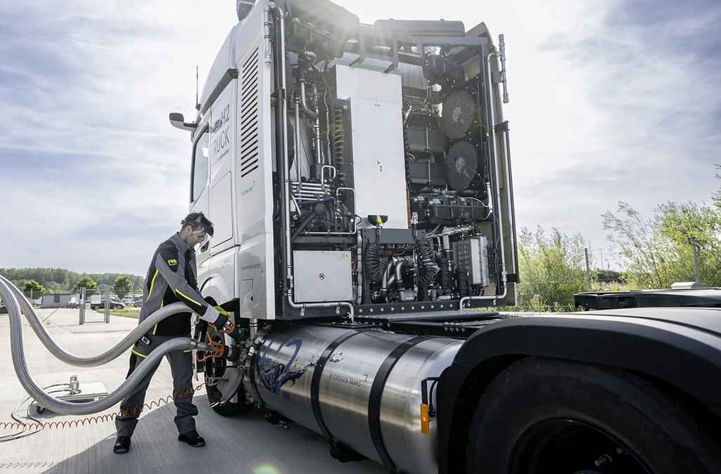 Daimler Truck testet Lkw mit flüssigem Wasserstoff