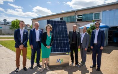 Ein Fußballfeld voller Sonnenkollektoren