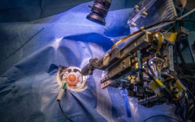 Roboter setzt Spritzen ultrapräzise