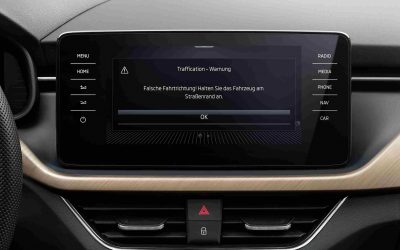 ŠKODA-Fahrzeuge serienmäßig mit Falschfahrerwarnung